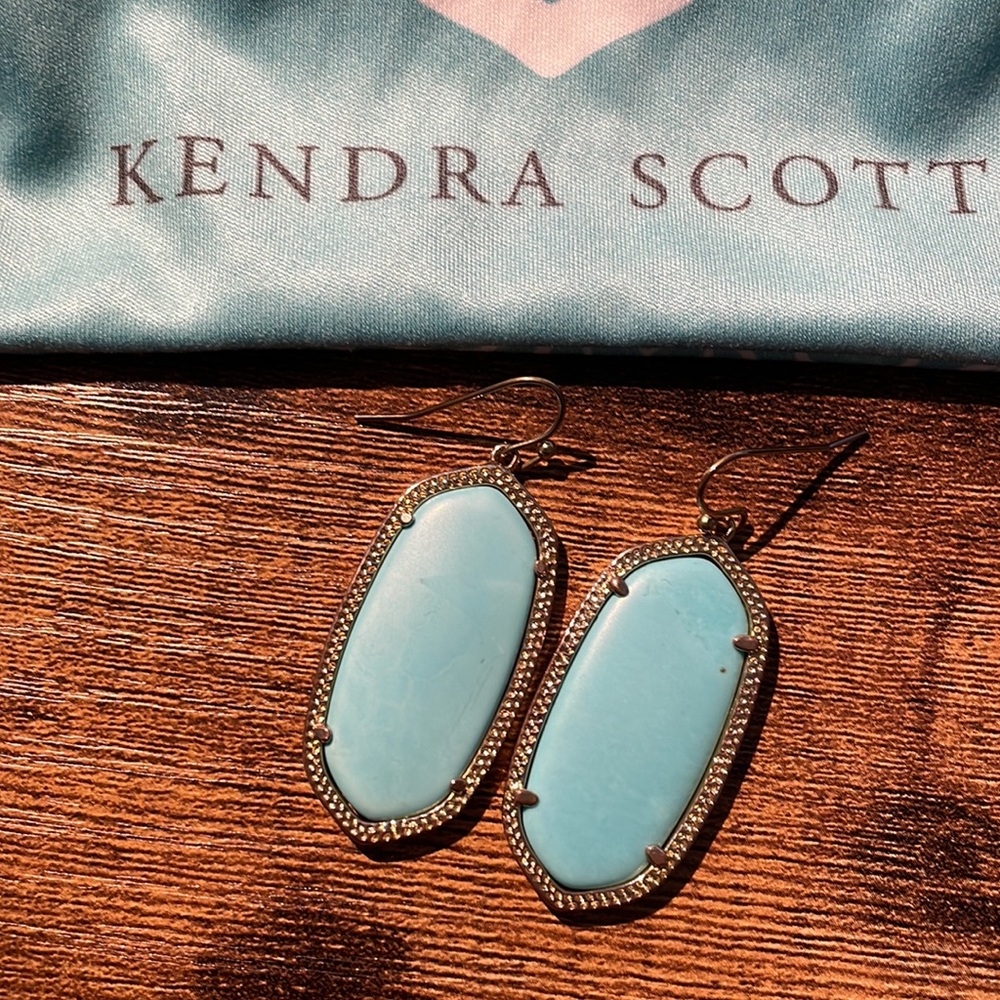 Kendra Scott Elle gold drop Earrings. Come with dust bag